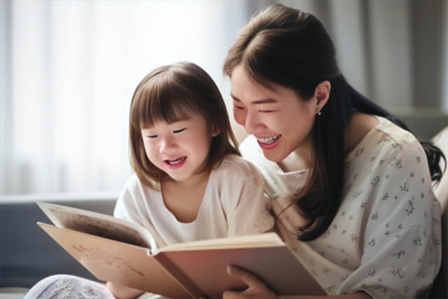 本を読む子供と女性
